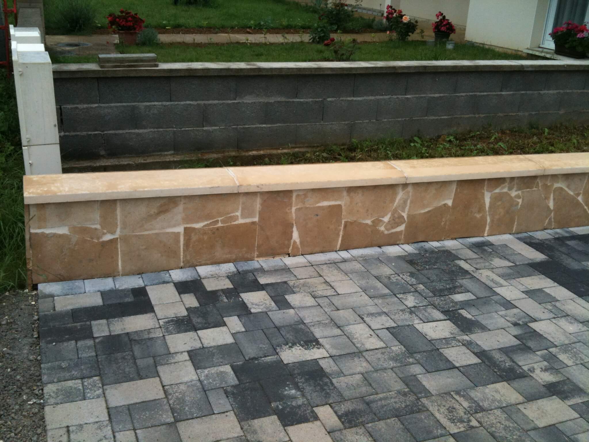 Mur habillé en opus et pavé rétro de chez kronimus, coloris noir blanc nuancée.