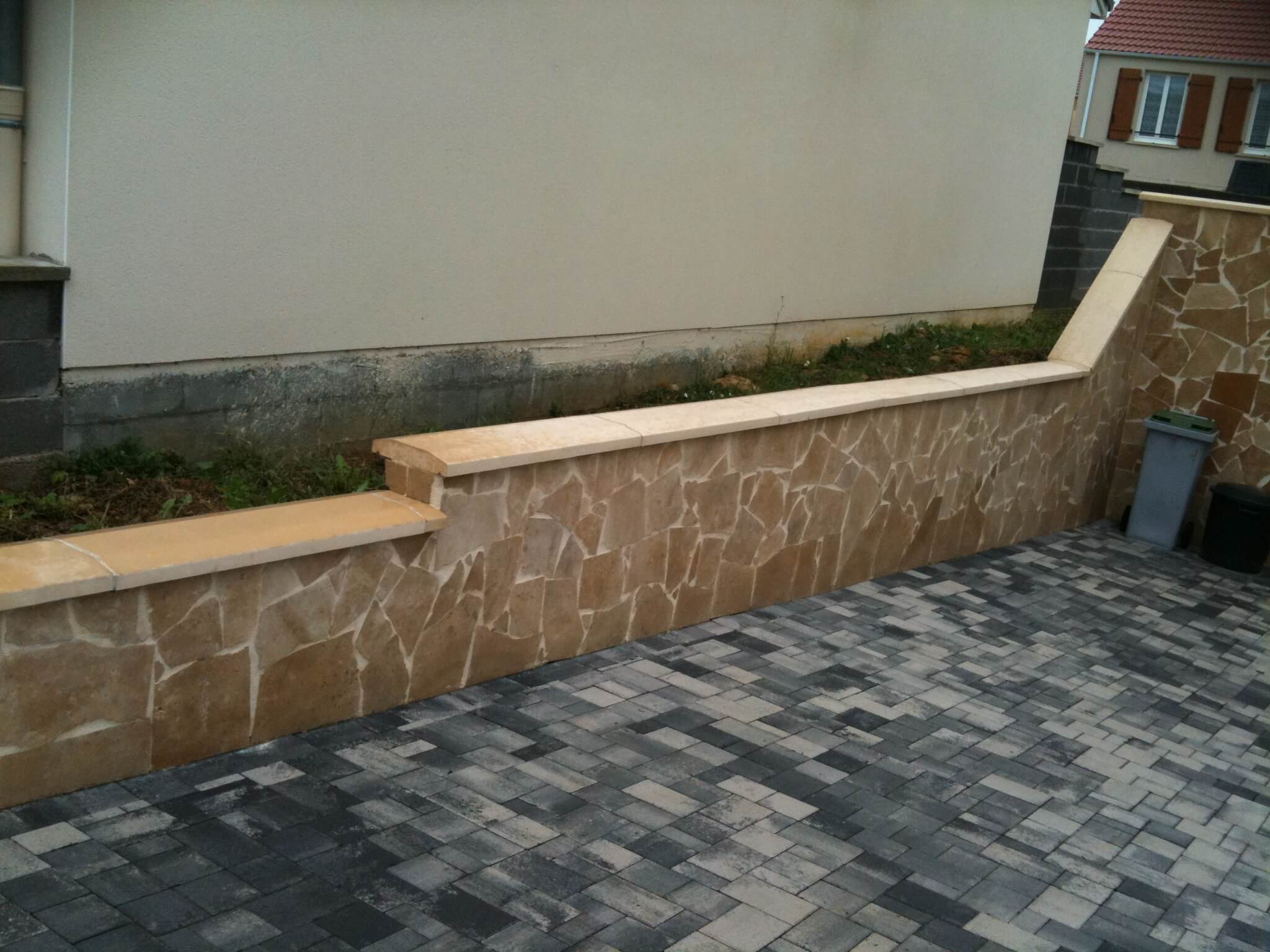 Mur habillé en opus et pavé rétro de chez kronimus, coloris noir blanc nuancée.