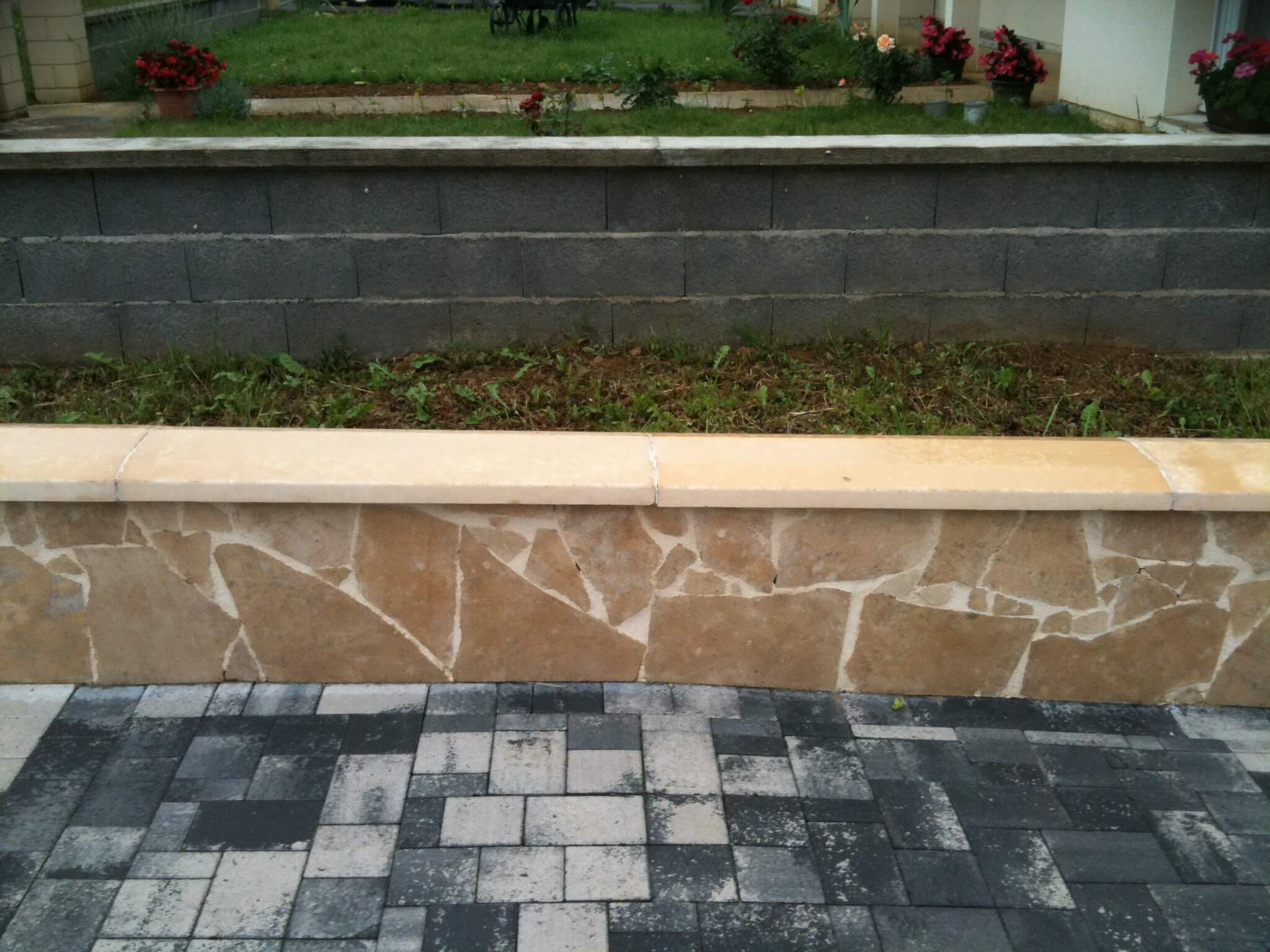 Mur habillé en opus et pavé rétro de chez kronimus, coloris noir blanc nuancée.