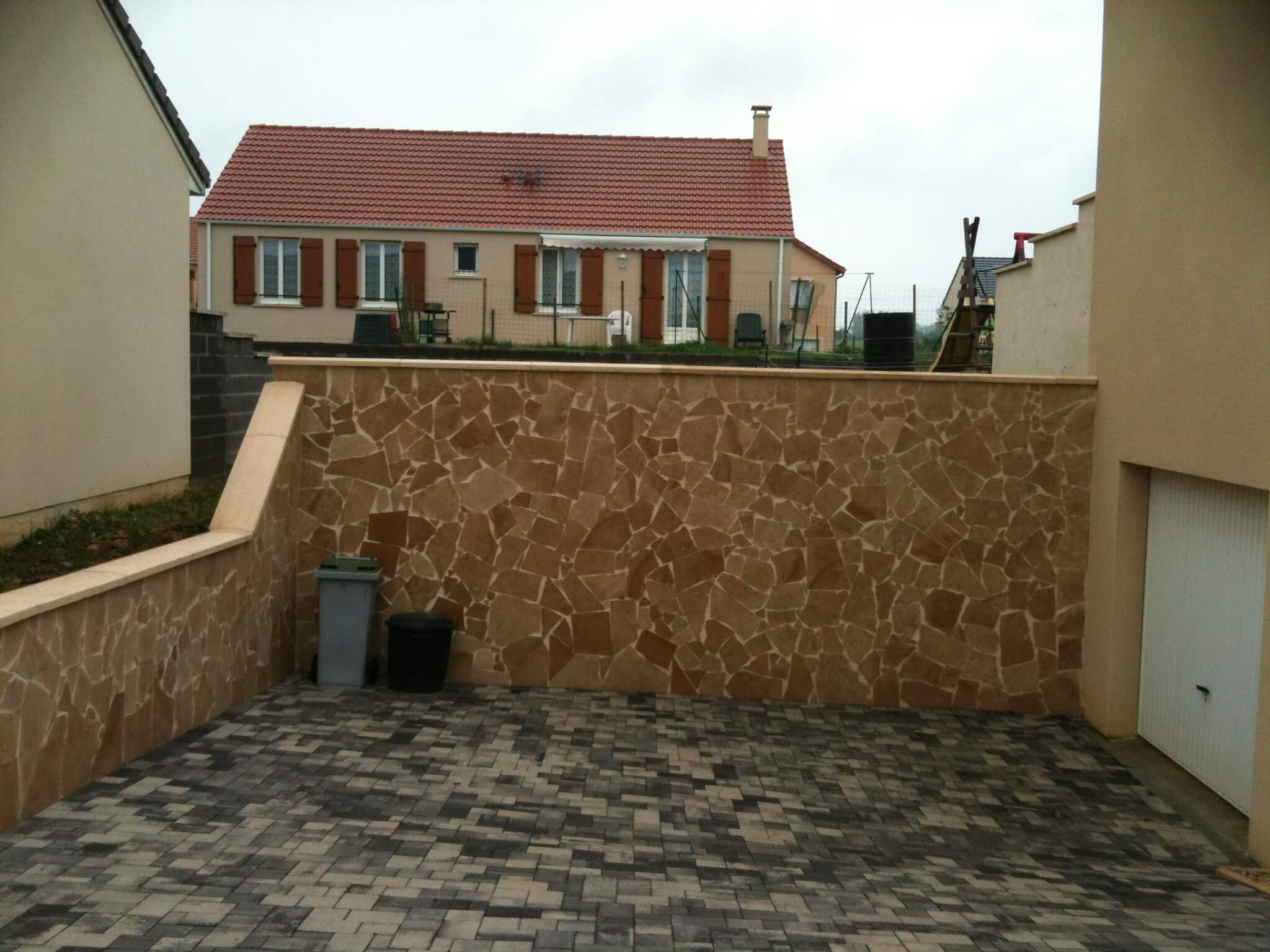 Entrée de garage en pavé rétro et habillage des murs en Opus 