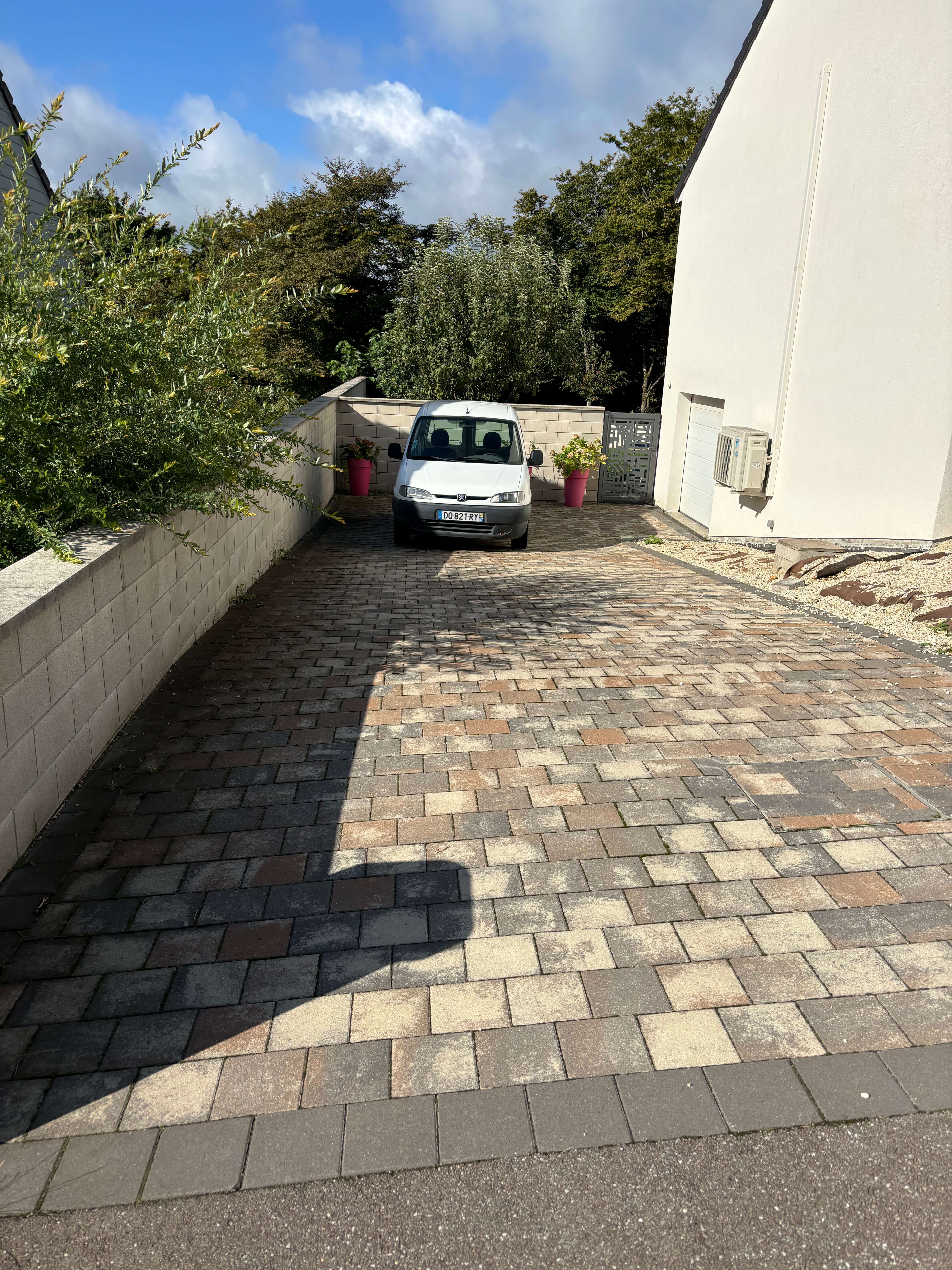 Aménagement extérieur pavé et mur coffrant fini