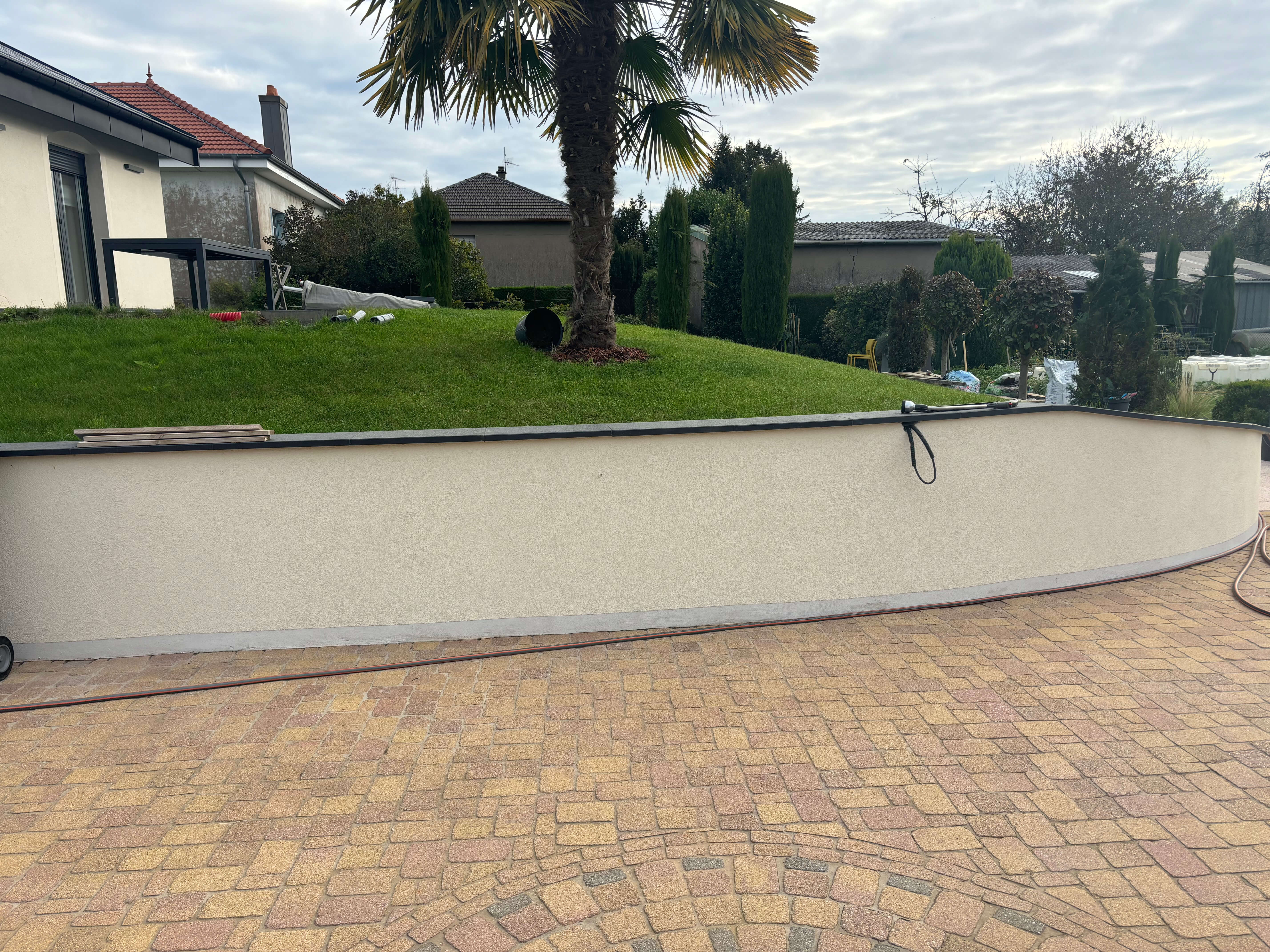 couvertine granit sur mur arrondie