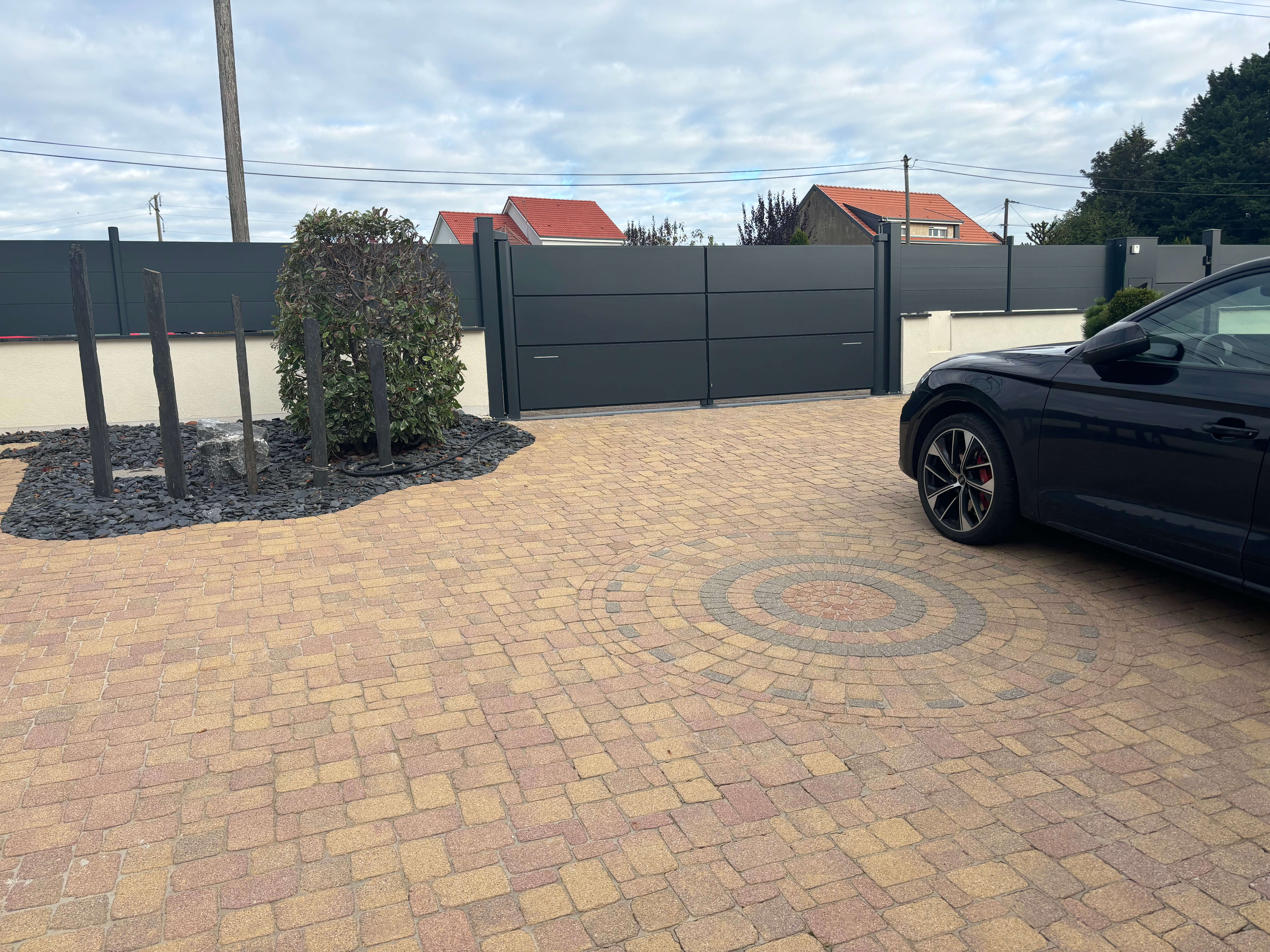 Mur coffrant avec cloture en aluminium et couvertine granit, zone décorative