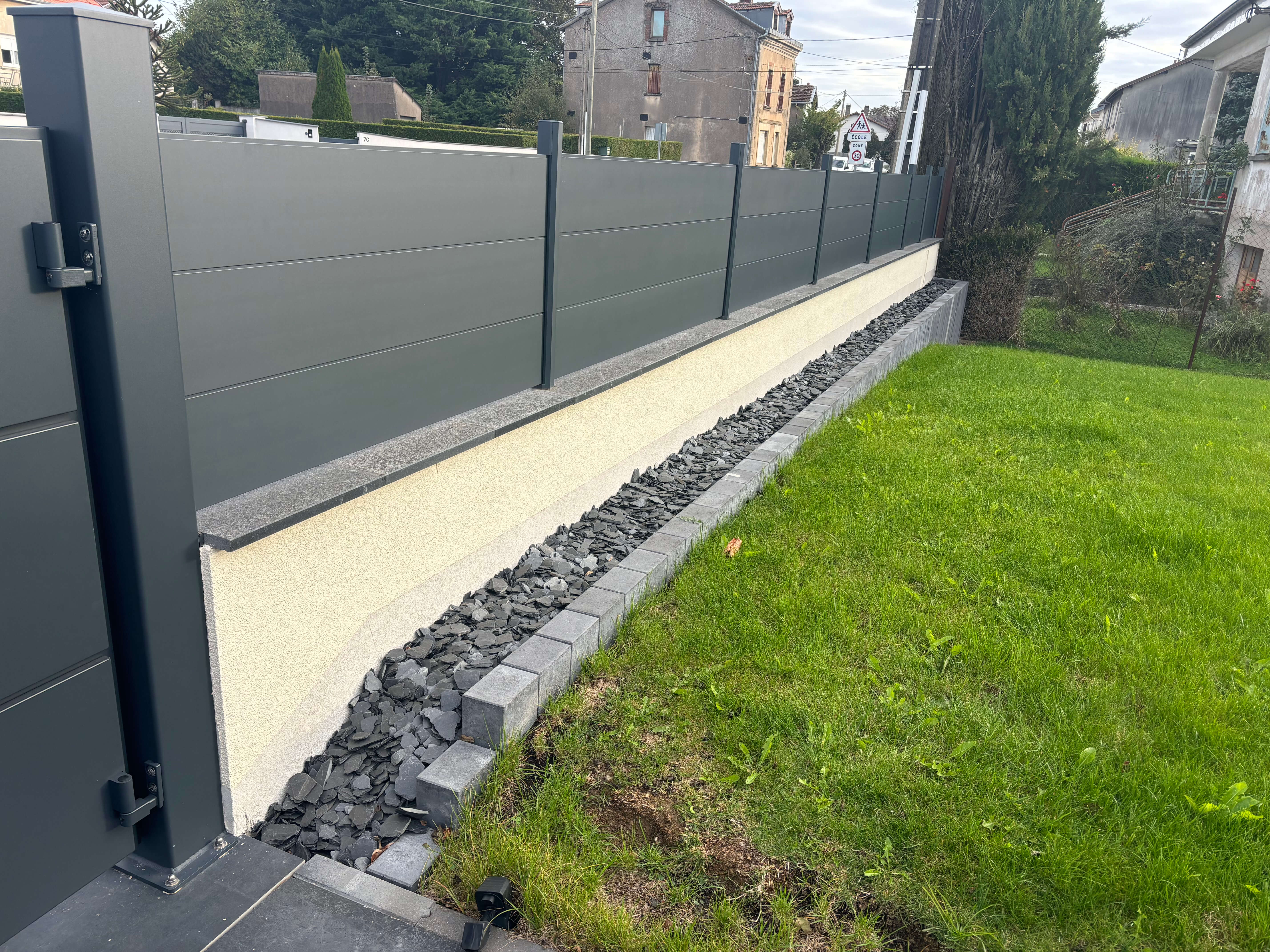 Mur coffrant avec cloture en aluminium et couvertine granit, palissade béton et ardoise
