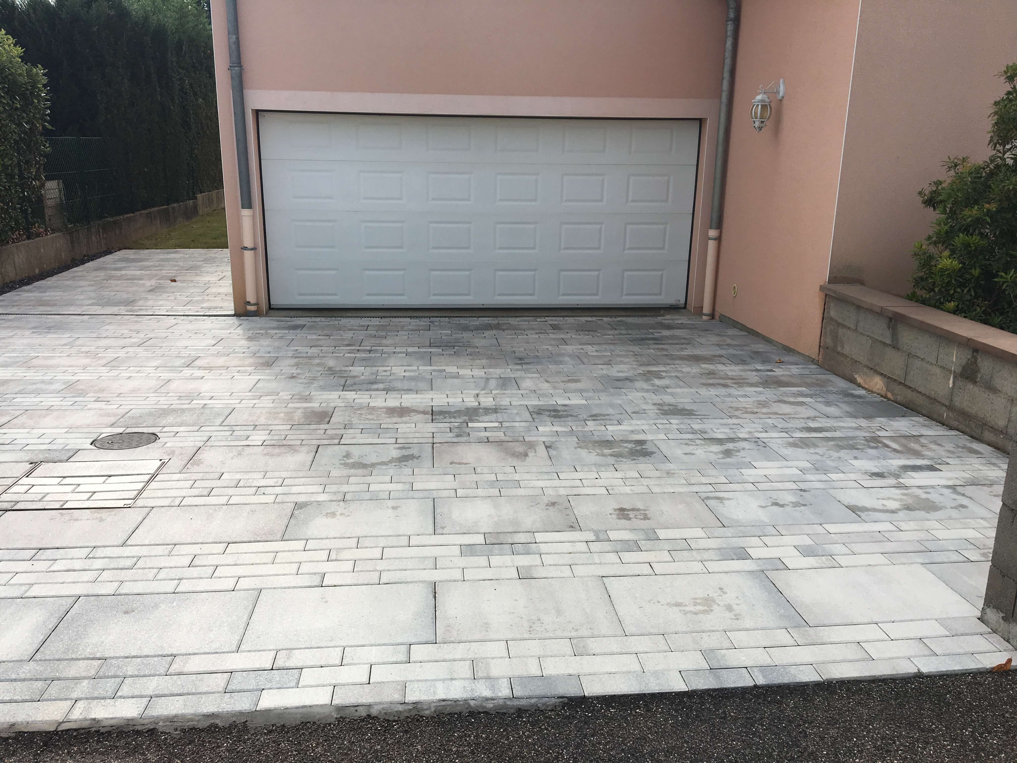 Aménagement d'extérieur pavé tetrakron, dalle plantano et escalier en dalle granit