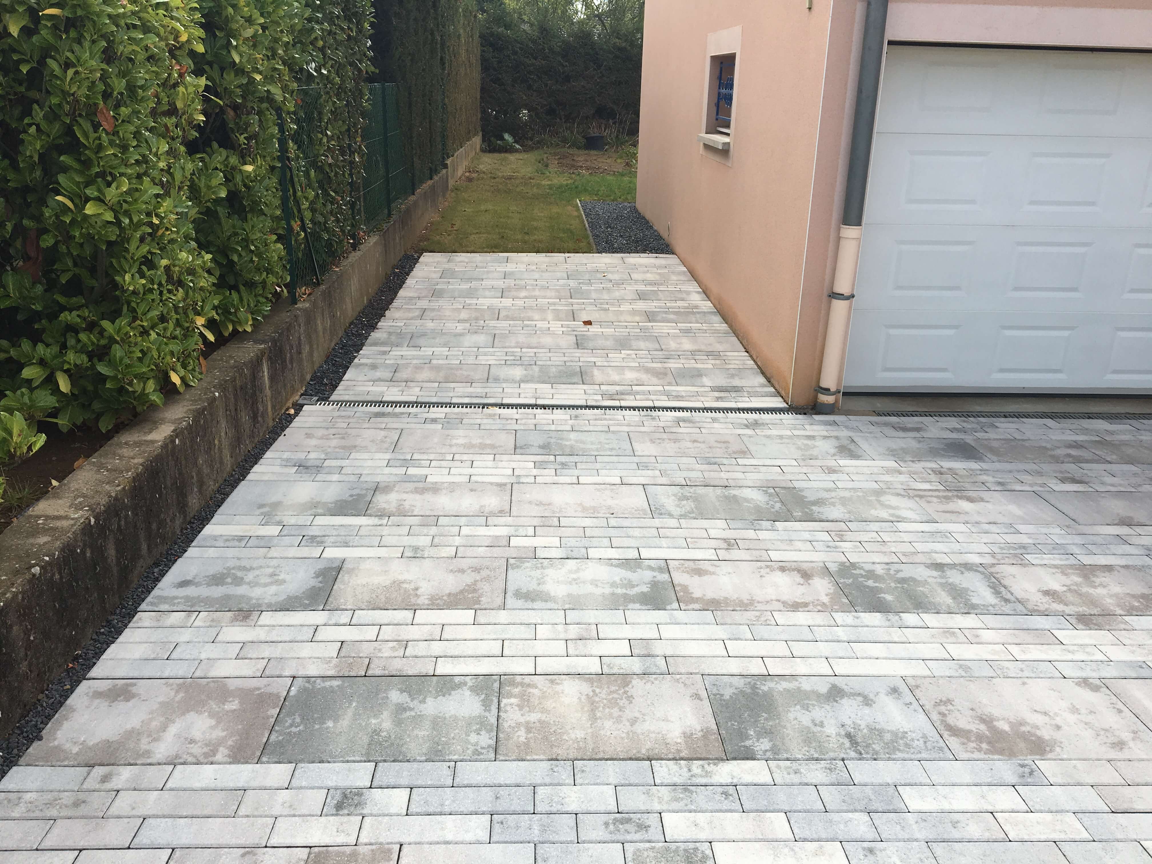 Pavé Tetrakron pour entrée de garage avec caniveau pour récupération des eaux de pluie