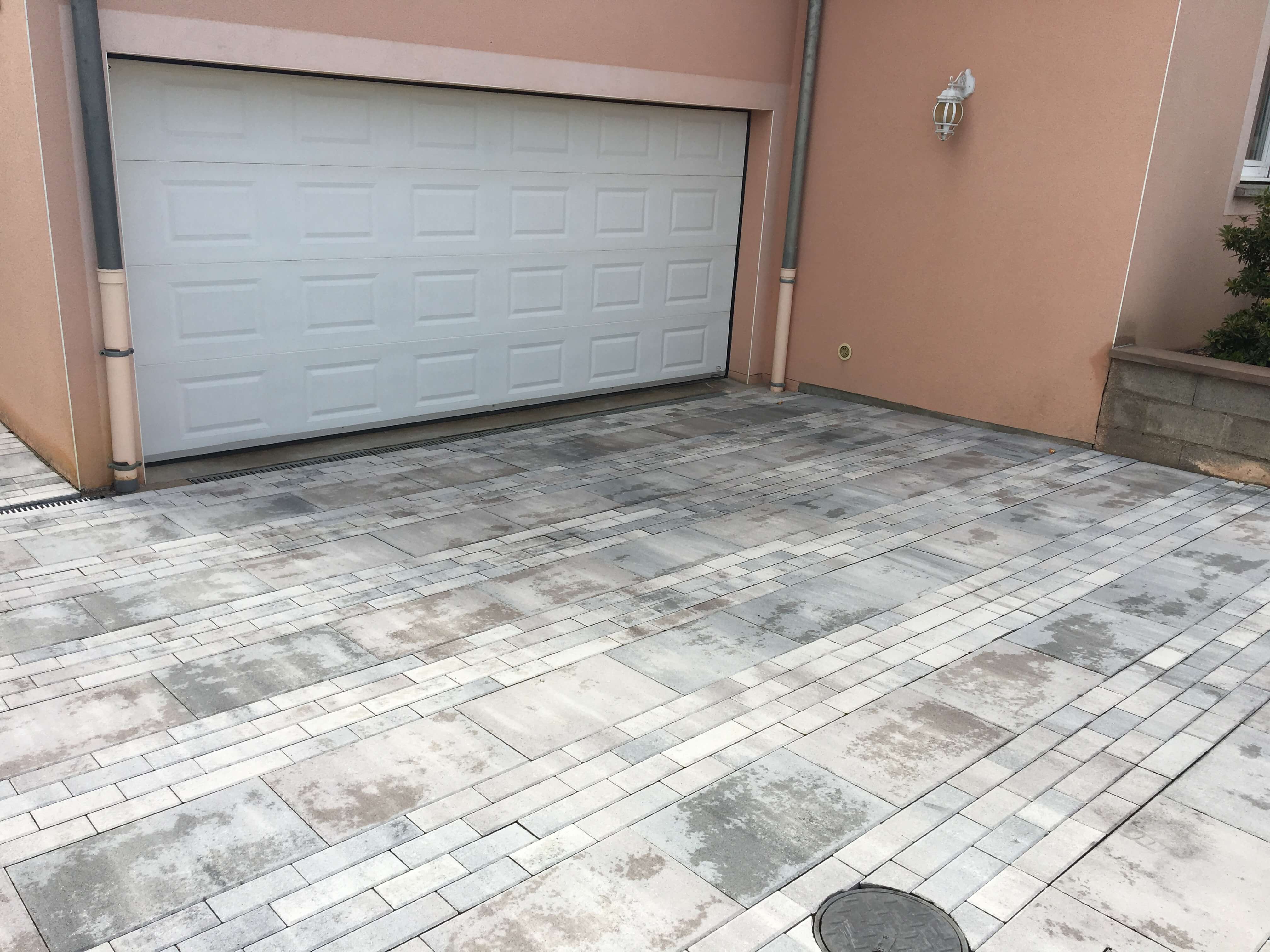 Pavé Tetrakron pour entrée de garage avec caniveau pour récupération des eaux de pluie
