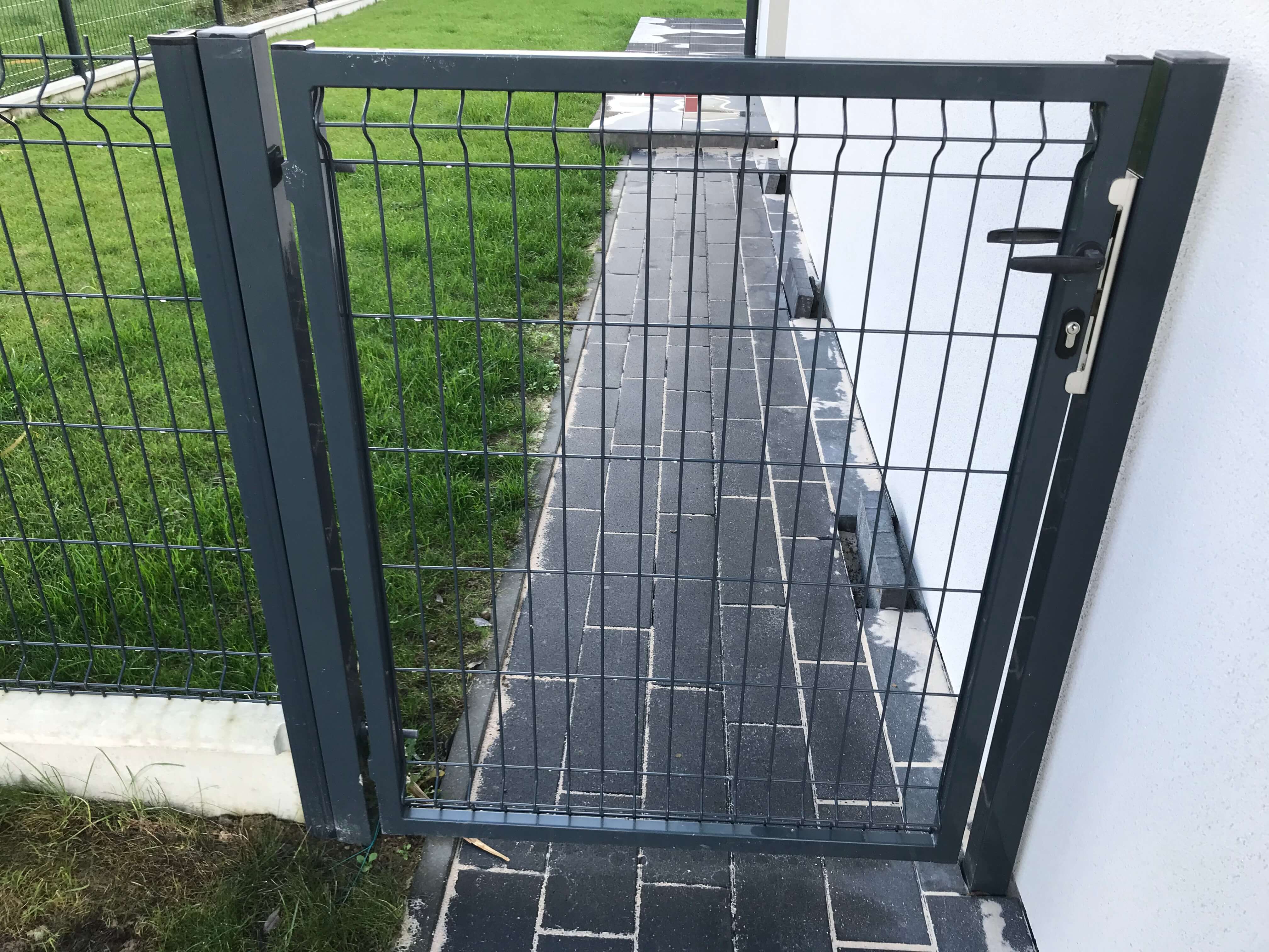 Pavés Agora Anthracite pour allée allant à la terrasse.