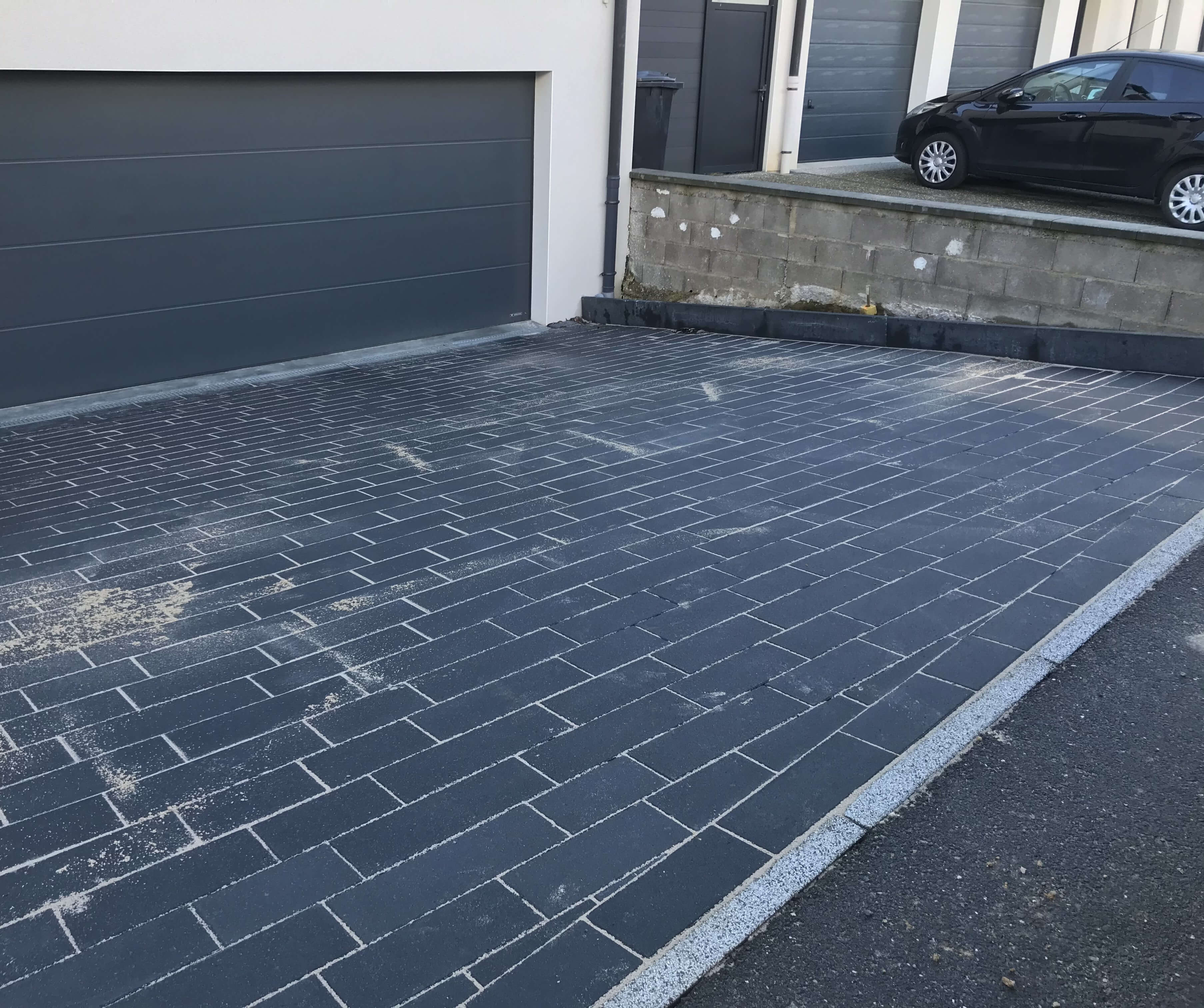 Pavés Agora Anthracite de chez Heinrich et Boch pour entrée de garage.