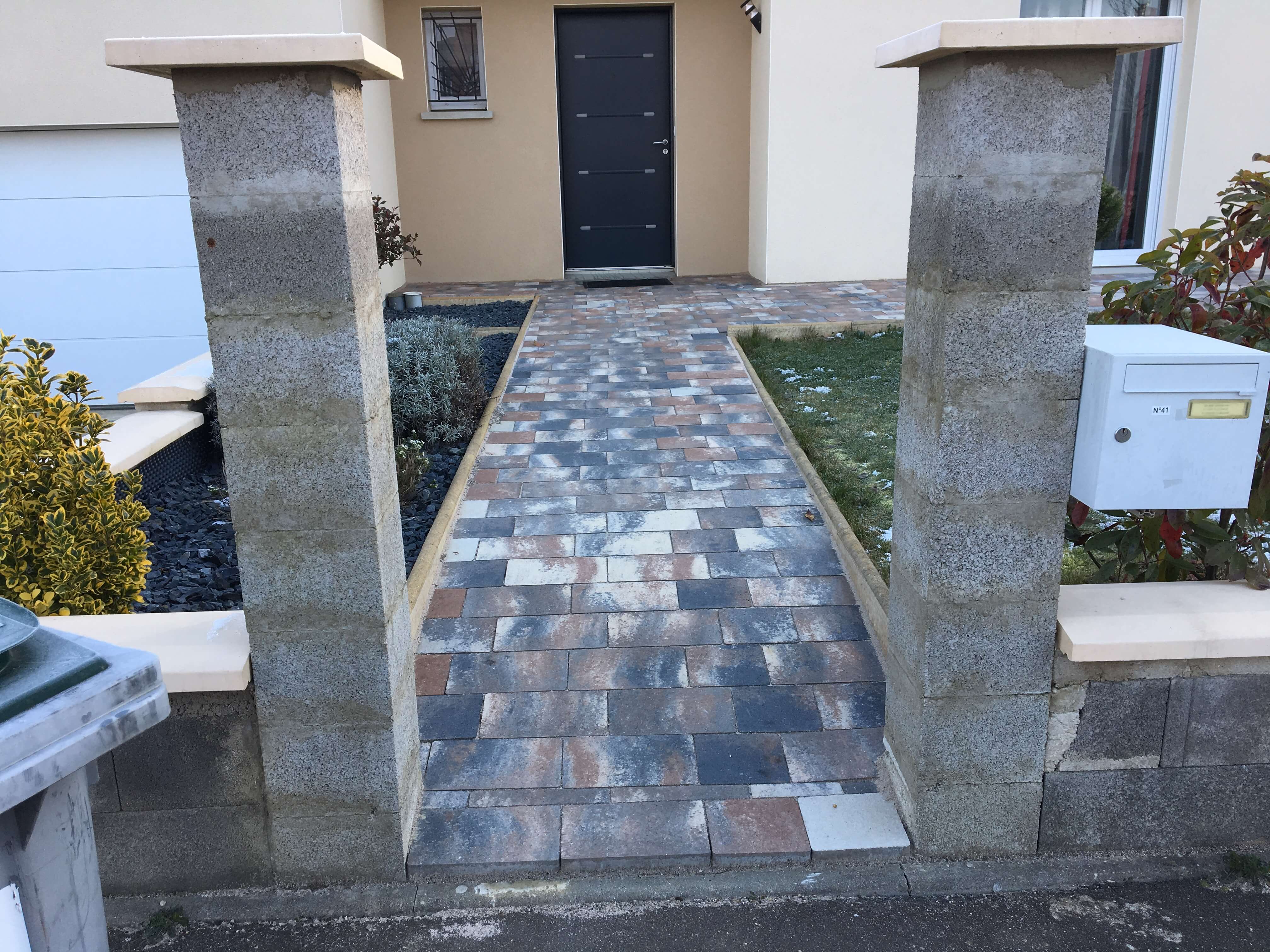 Allée porte d'entrée en pavés Antiquita colorie De 700.