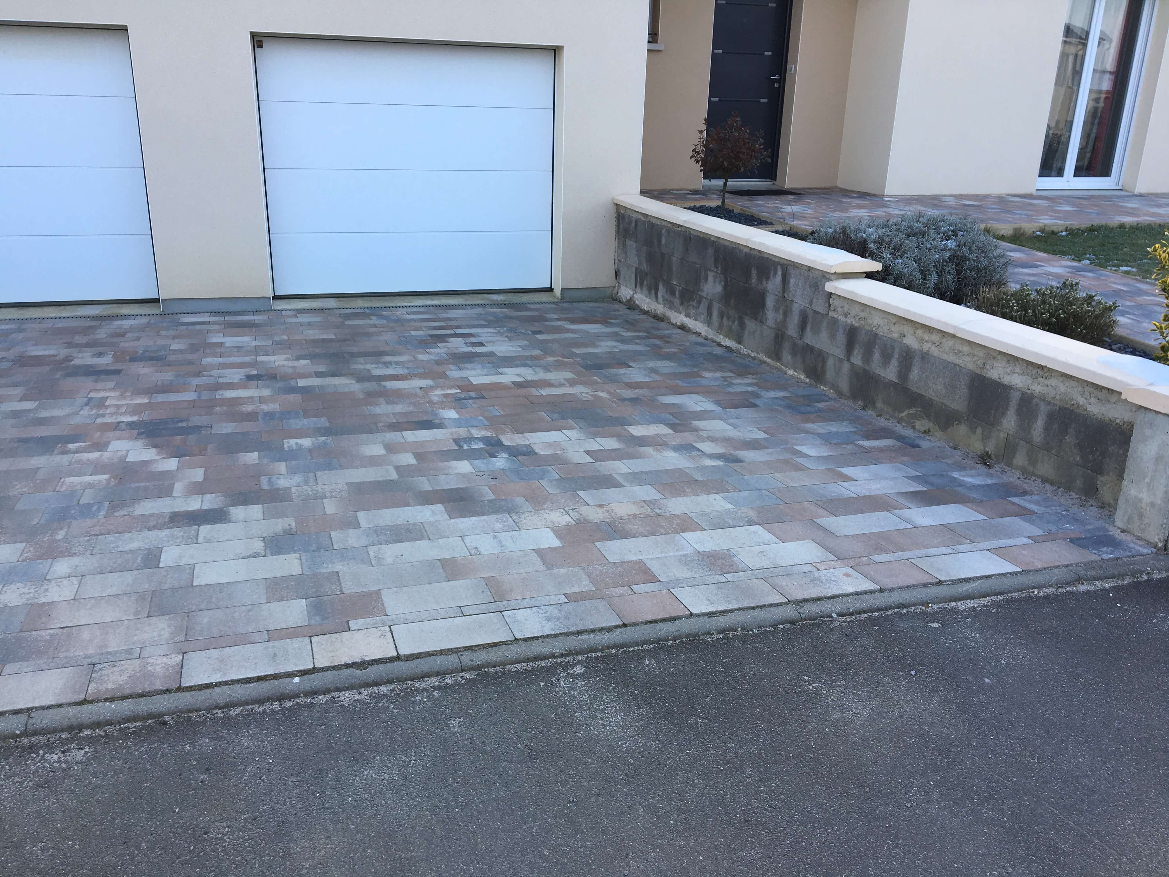 Entrée de garage en pavés Antiquita colorie De 700.