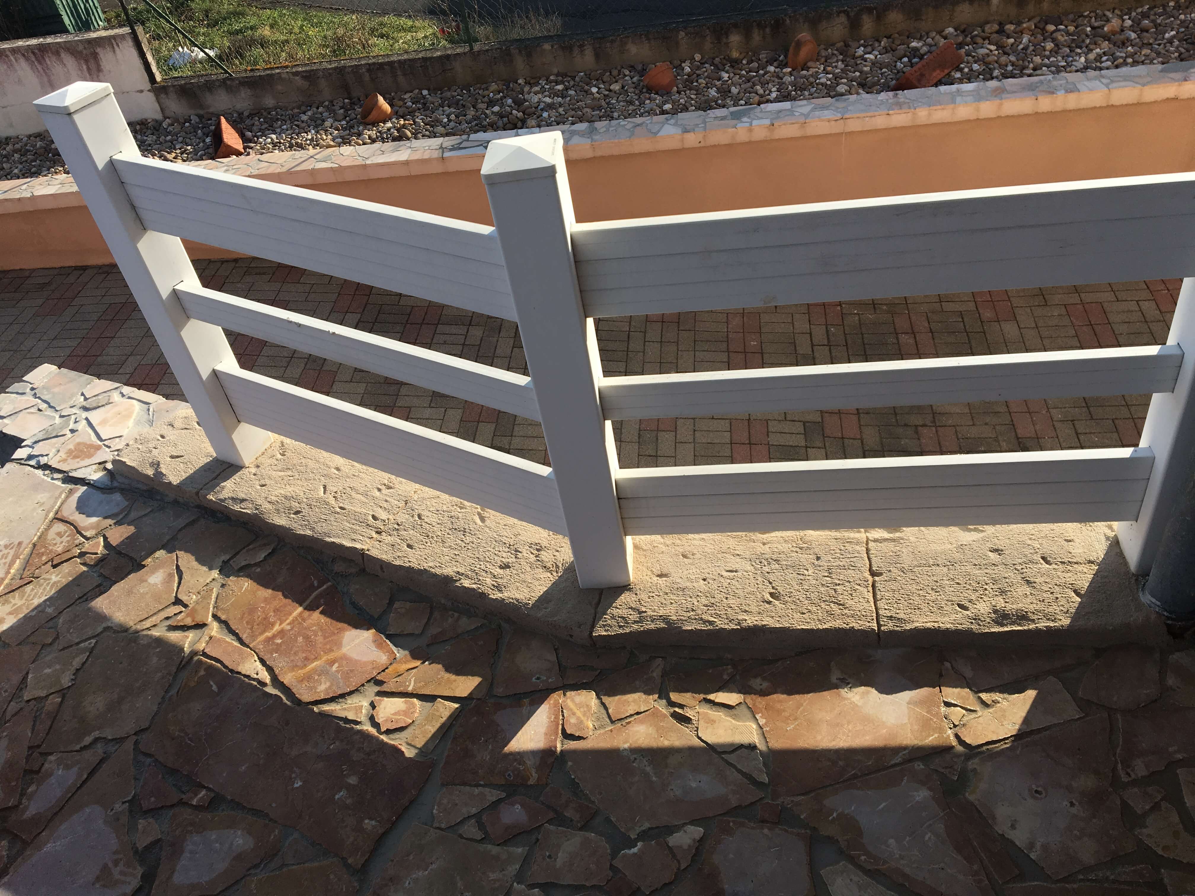 Couvertine en enduit ciment imitation pierre couleur beige.
