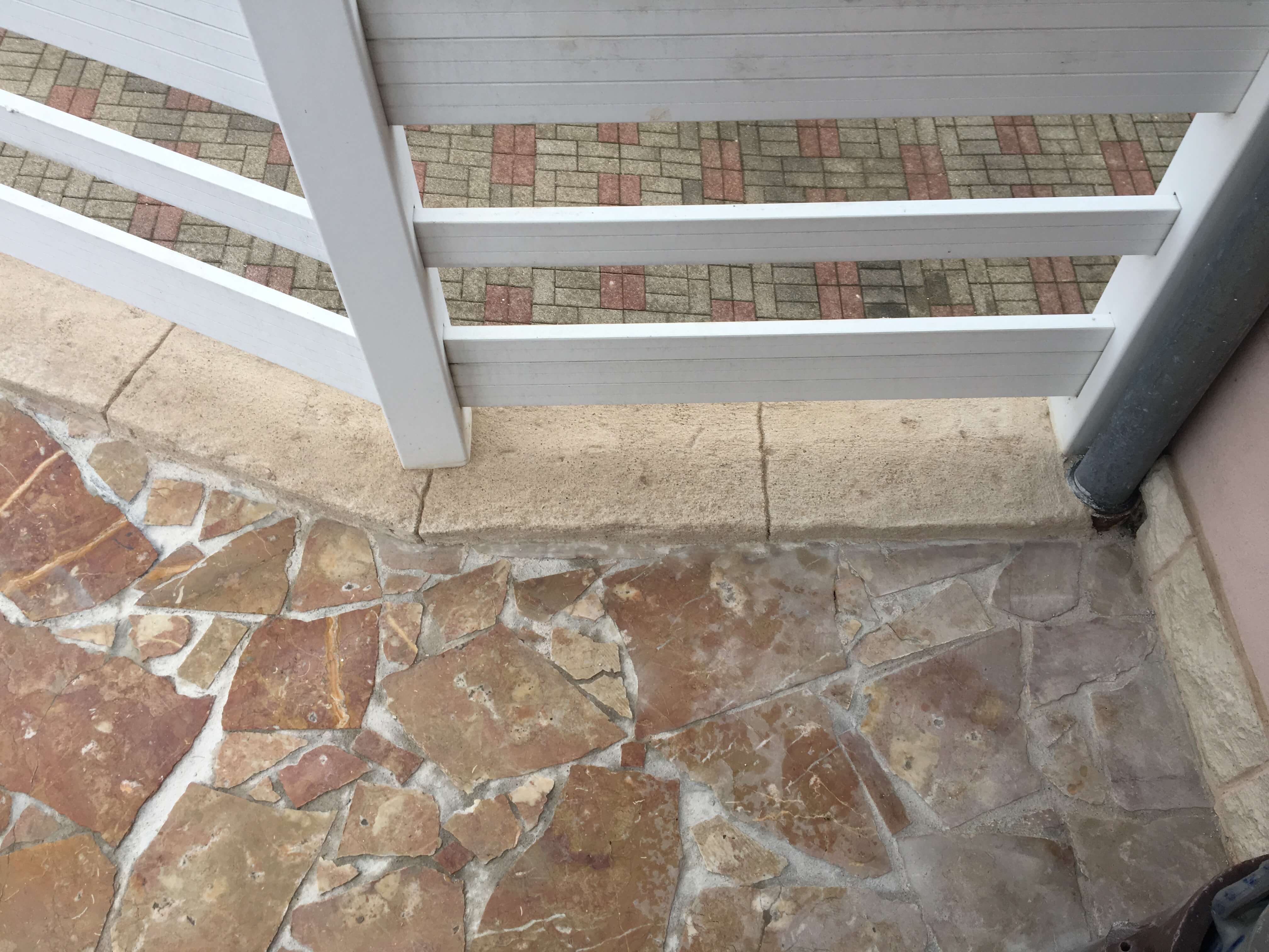 Couvertine en enduit ciment imitation pierre couleur beige.