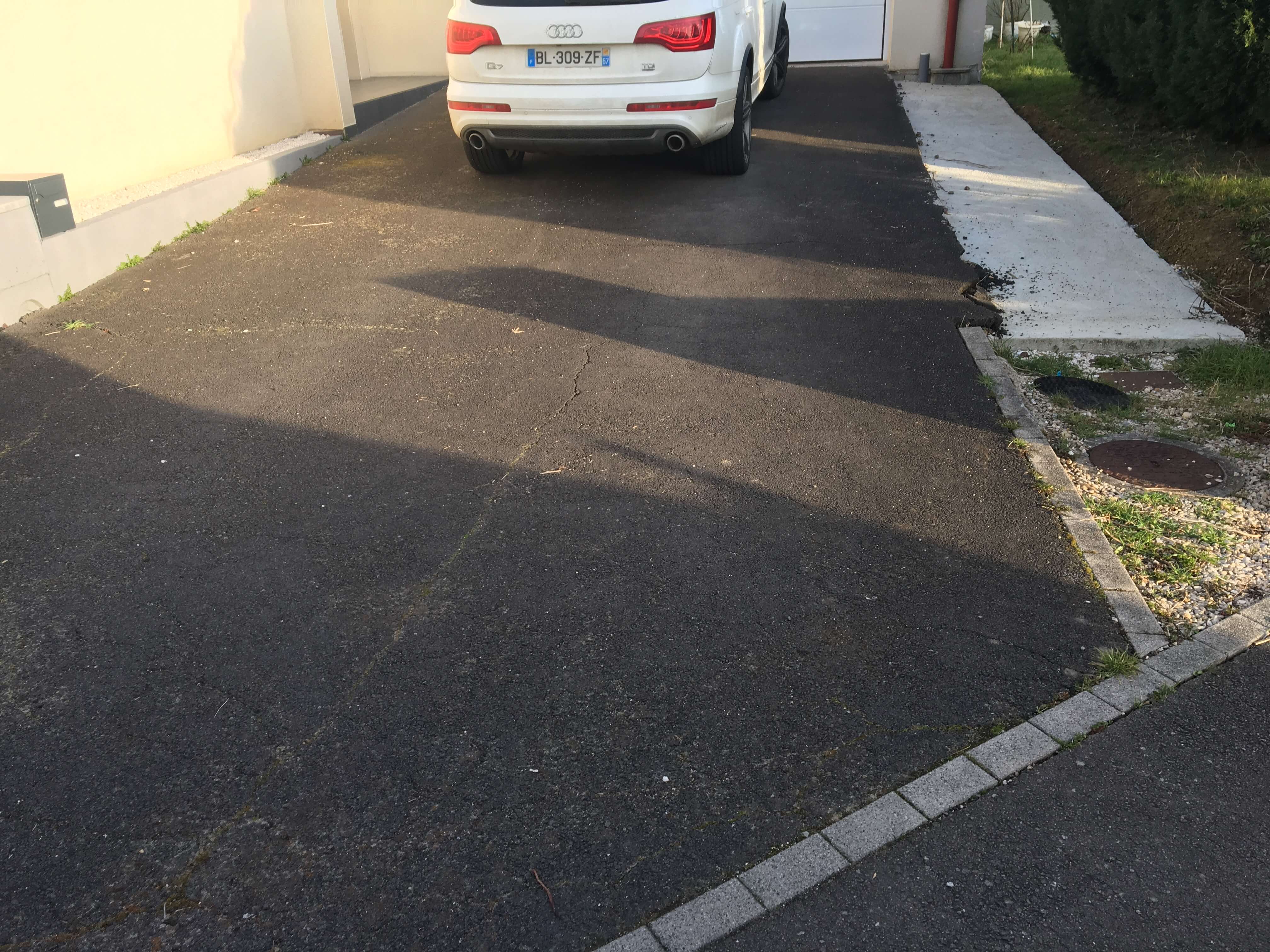 Entrée de garage avant rénovation en Macadam
