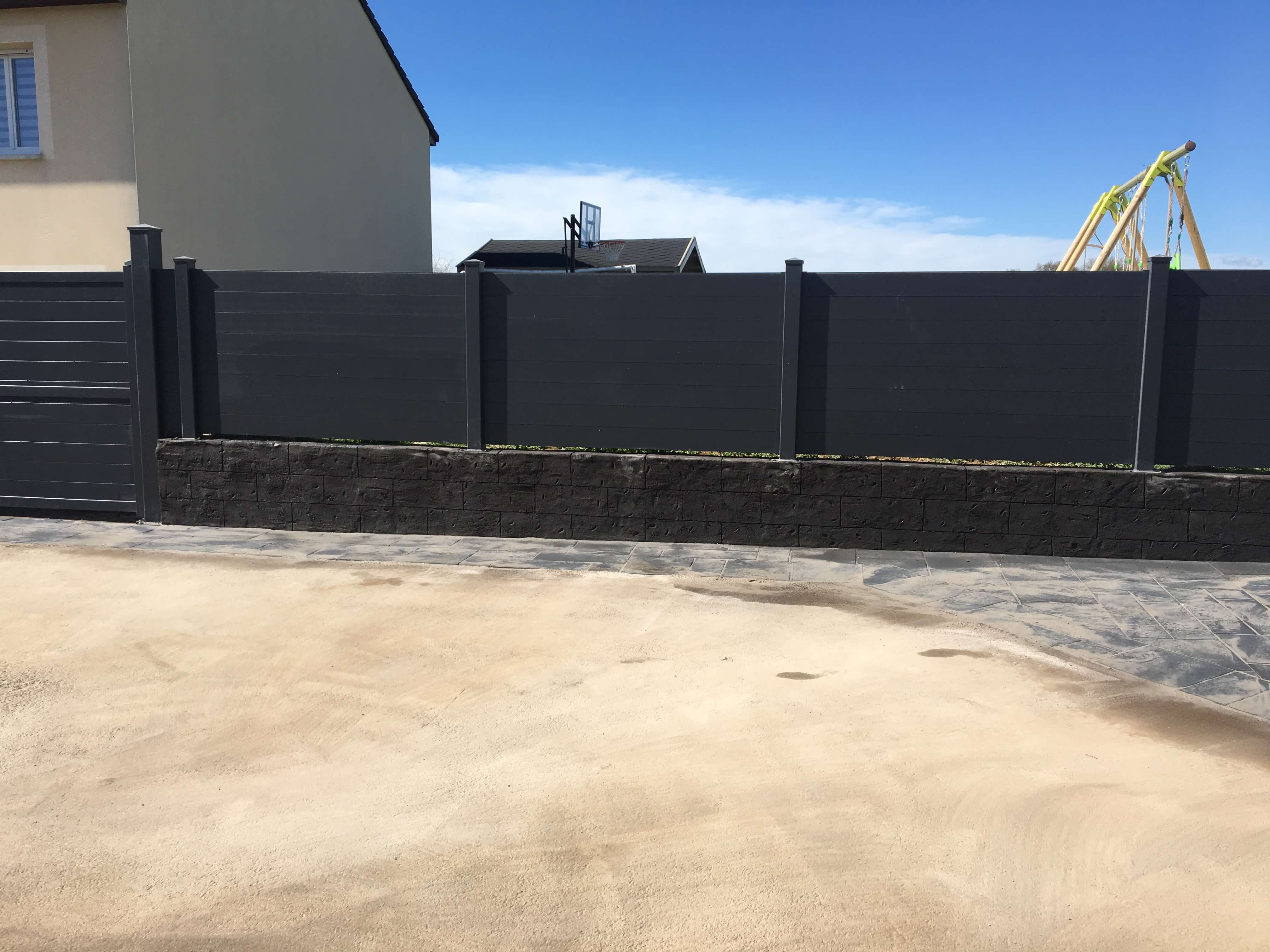 Mur rénové en enduit ciment Anthracite imitation agglo fini