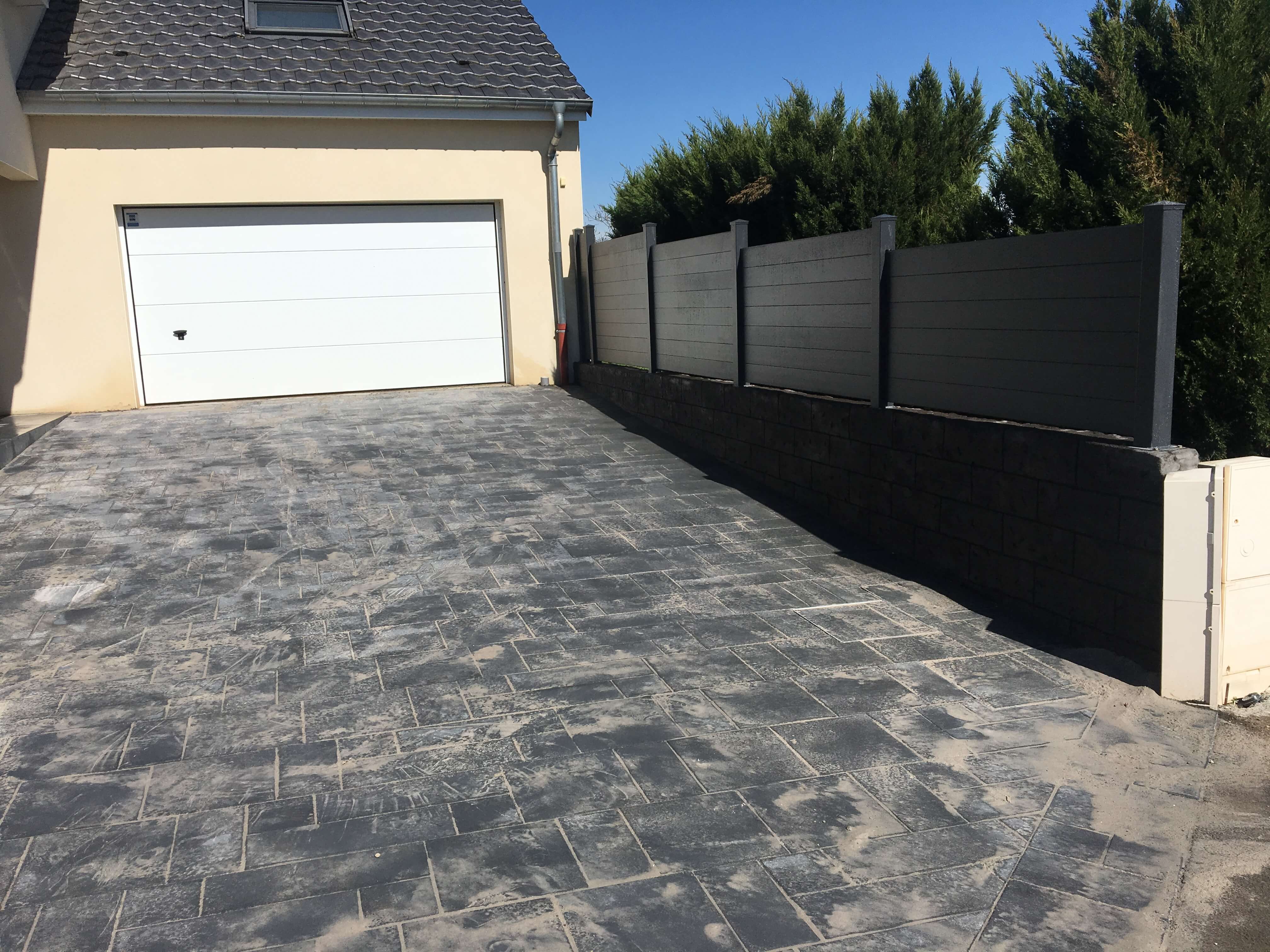 Entrée de garage rénovée en pavé Méga Caprice colori Carbon