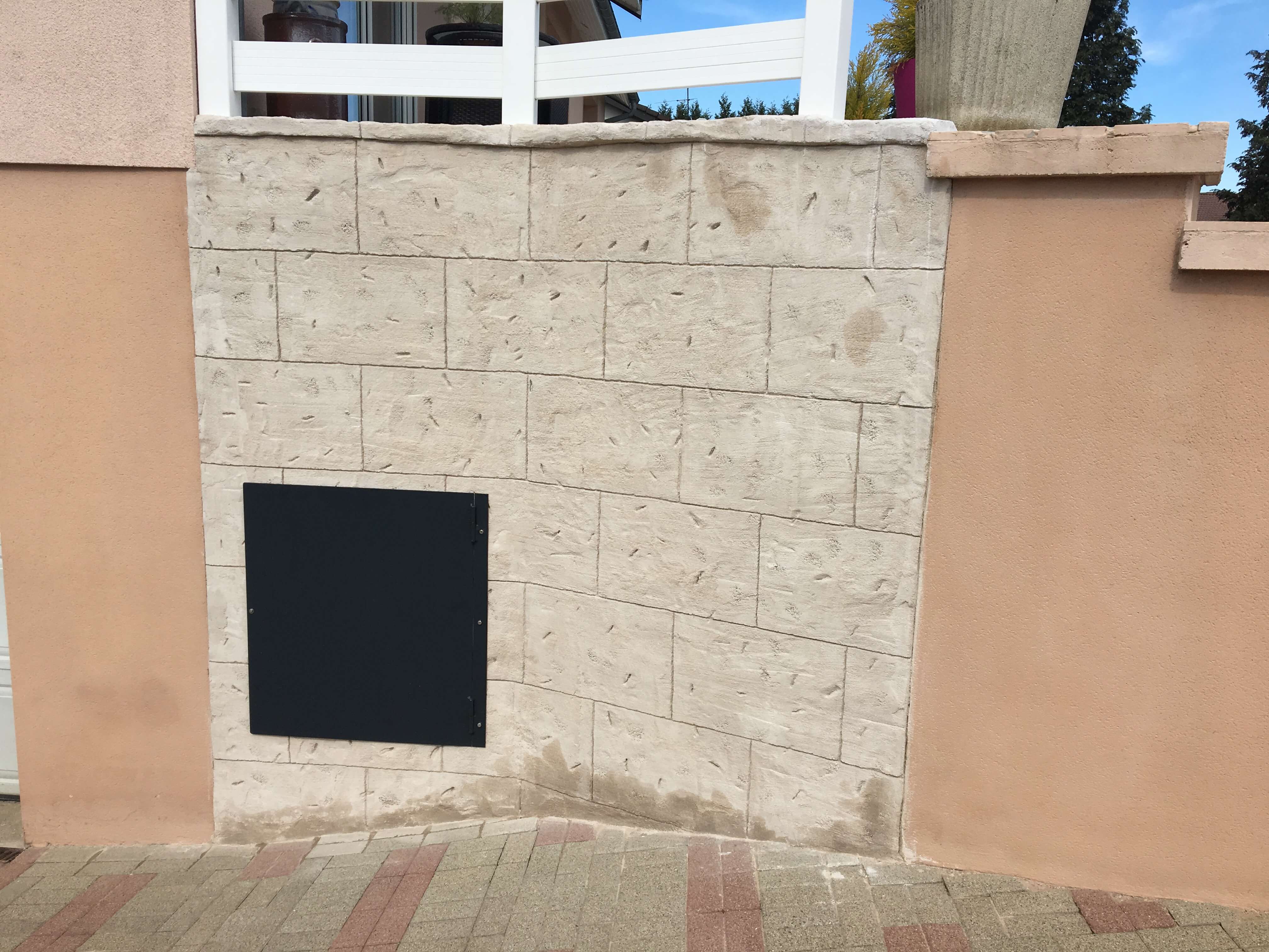 Rénovation d'un mur extérieur avec enduit ciment imitation pierre