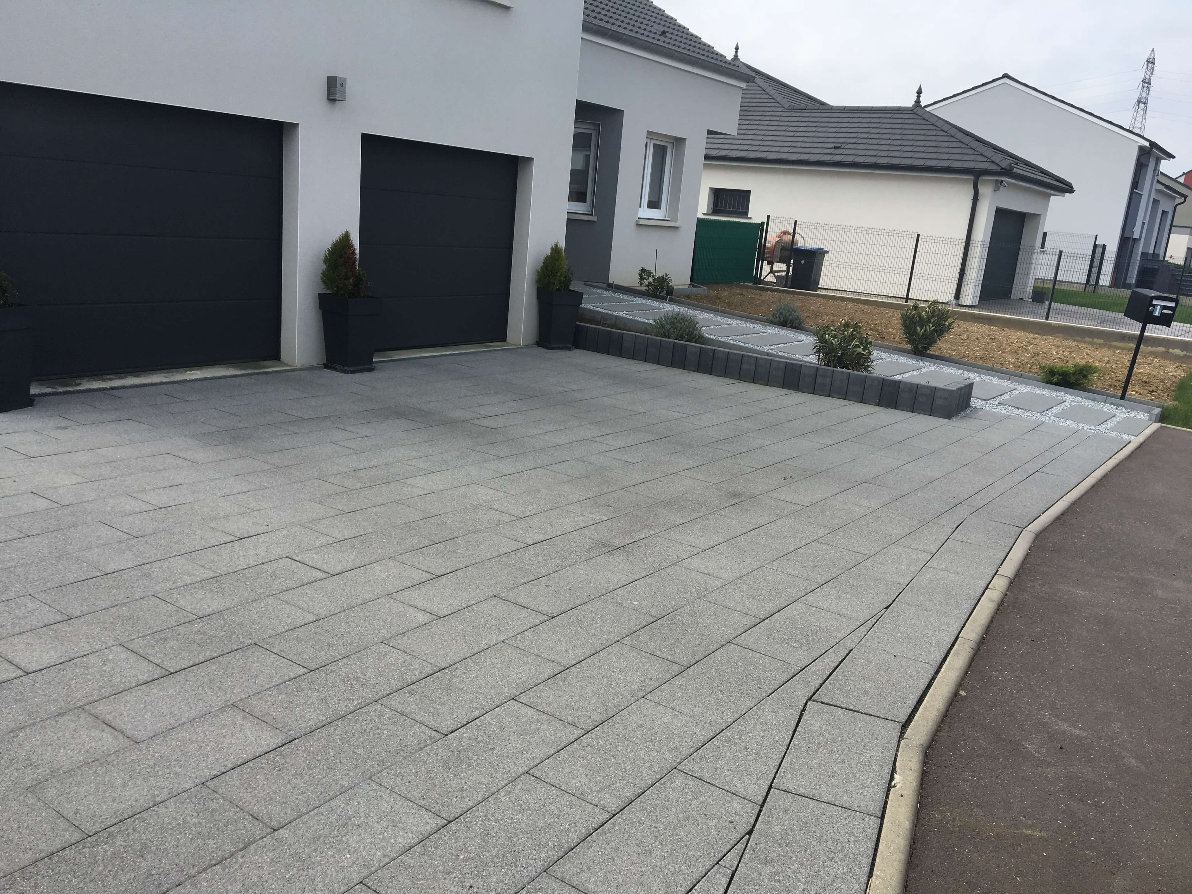 Entrée de garage et allée d'entrée en pavé grandezza colorie Titane, palissade Ondine de Heinrich et Boch