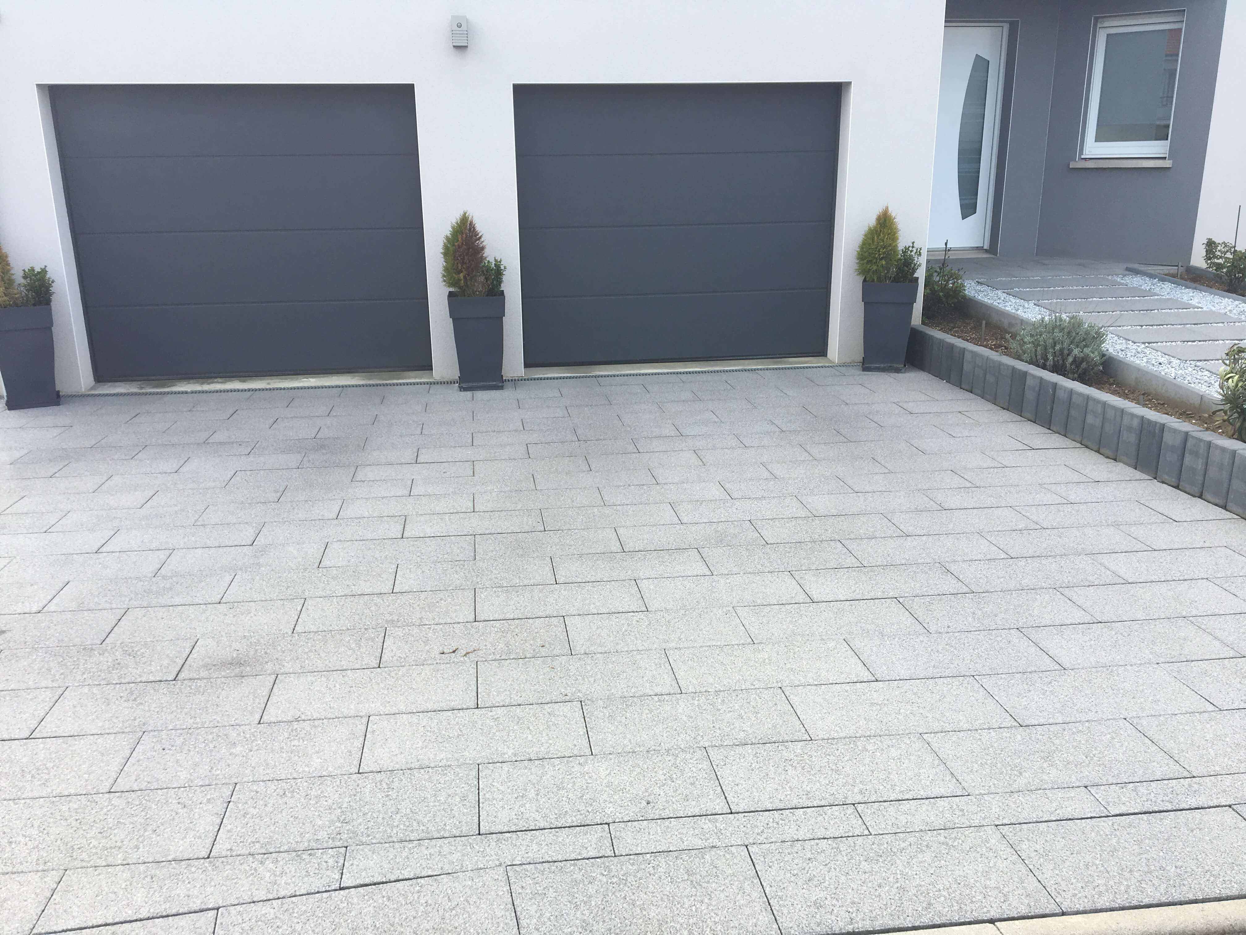 Entrée de garage et allée d'entrée en pavé grandezza colorie Titane, palissade Ondine de Heinrich et Boch