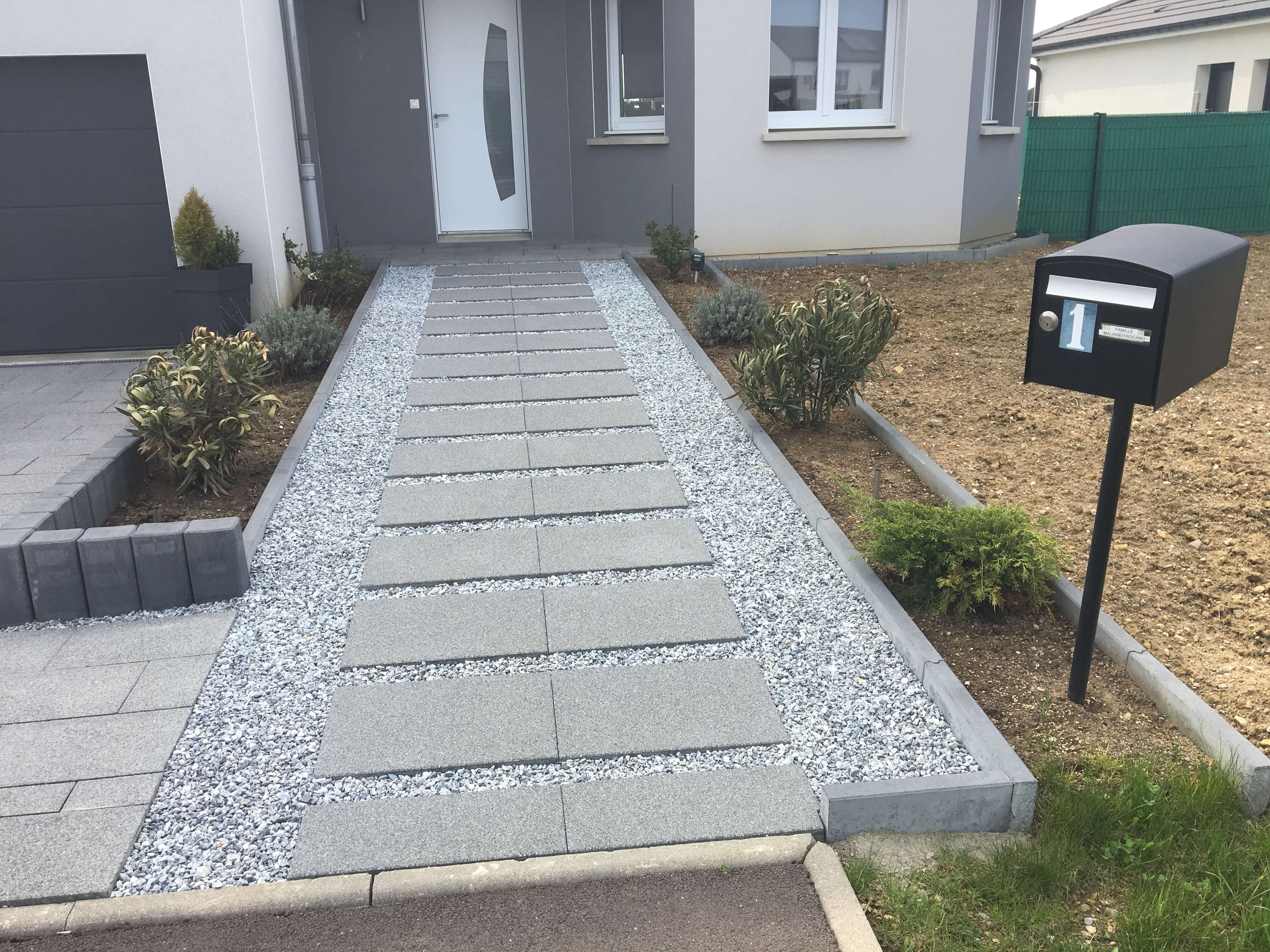 Entrée de garage et allée d'entrée en pavé grandezza colorie Titane, palissade Ondine de Heinrich et Boch