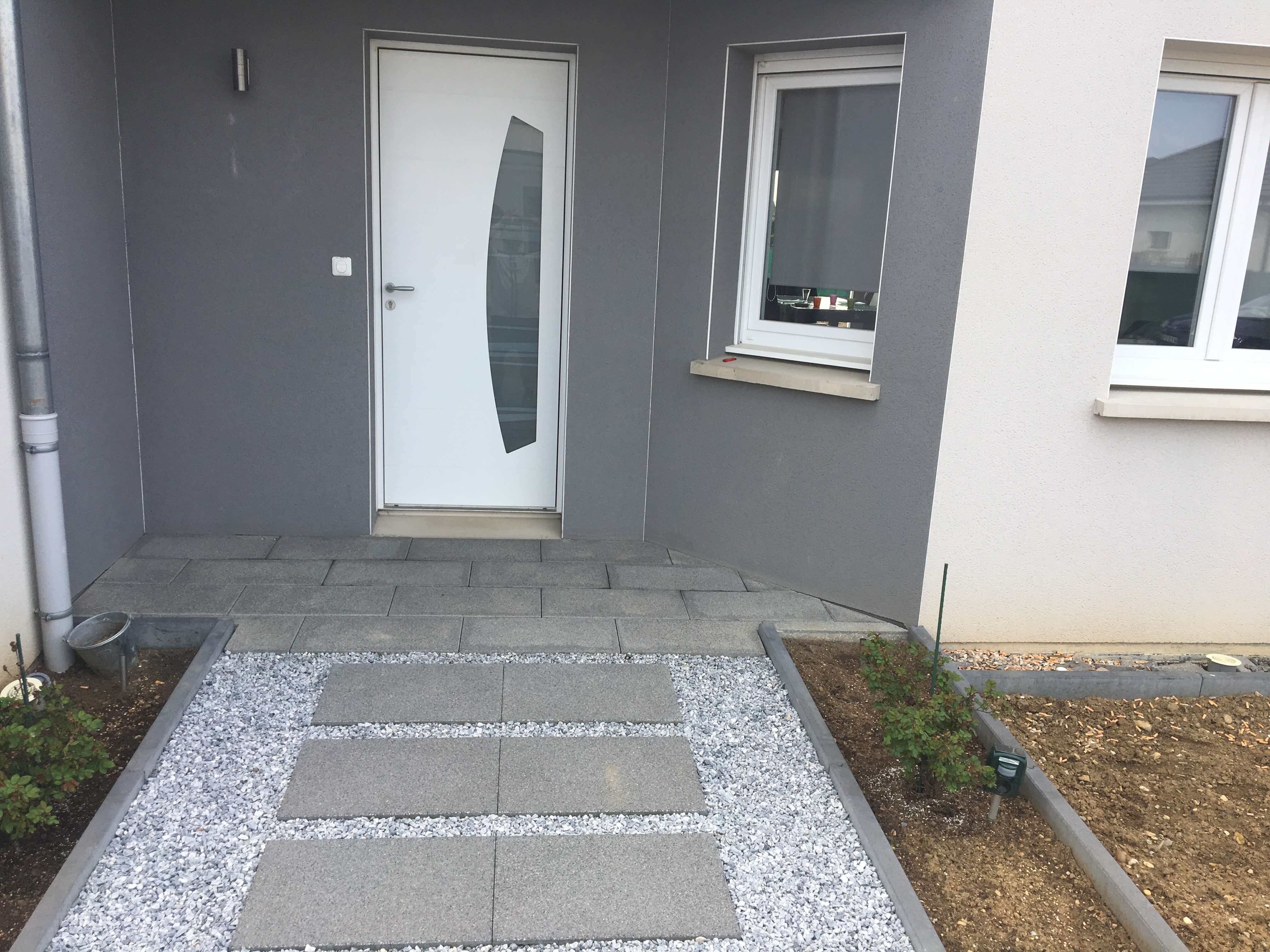 Entrée de garage et allée d'entrée en pavé grandezza colorie Titane, palissade Ondine de Heinrich et Boch