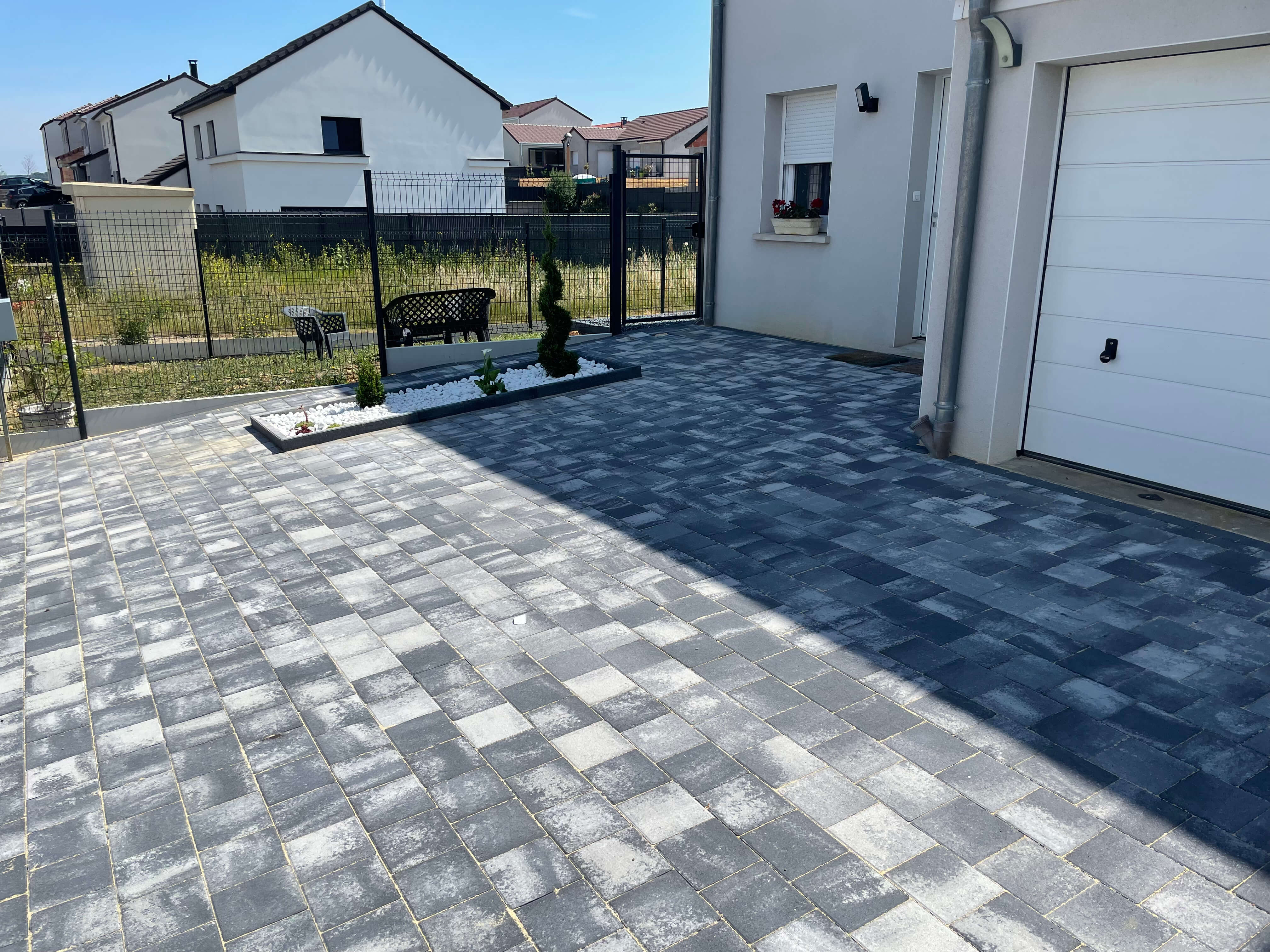Entrée de garage en pavé 20x20 Kronimus noir blanc nuancé